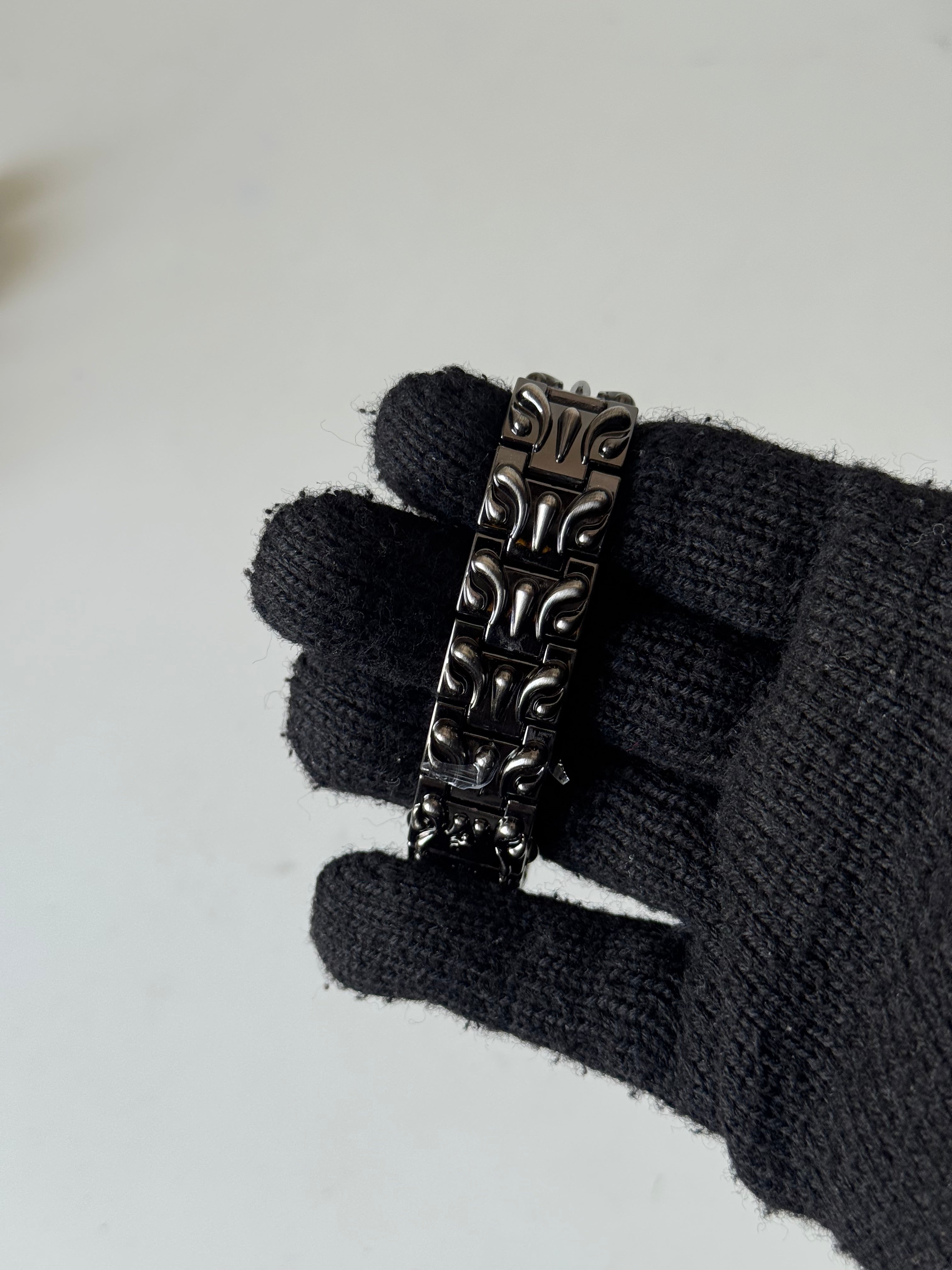 The claw // navy blue