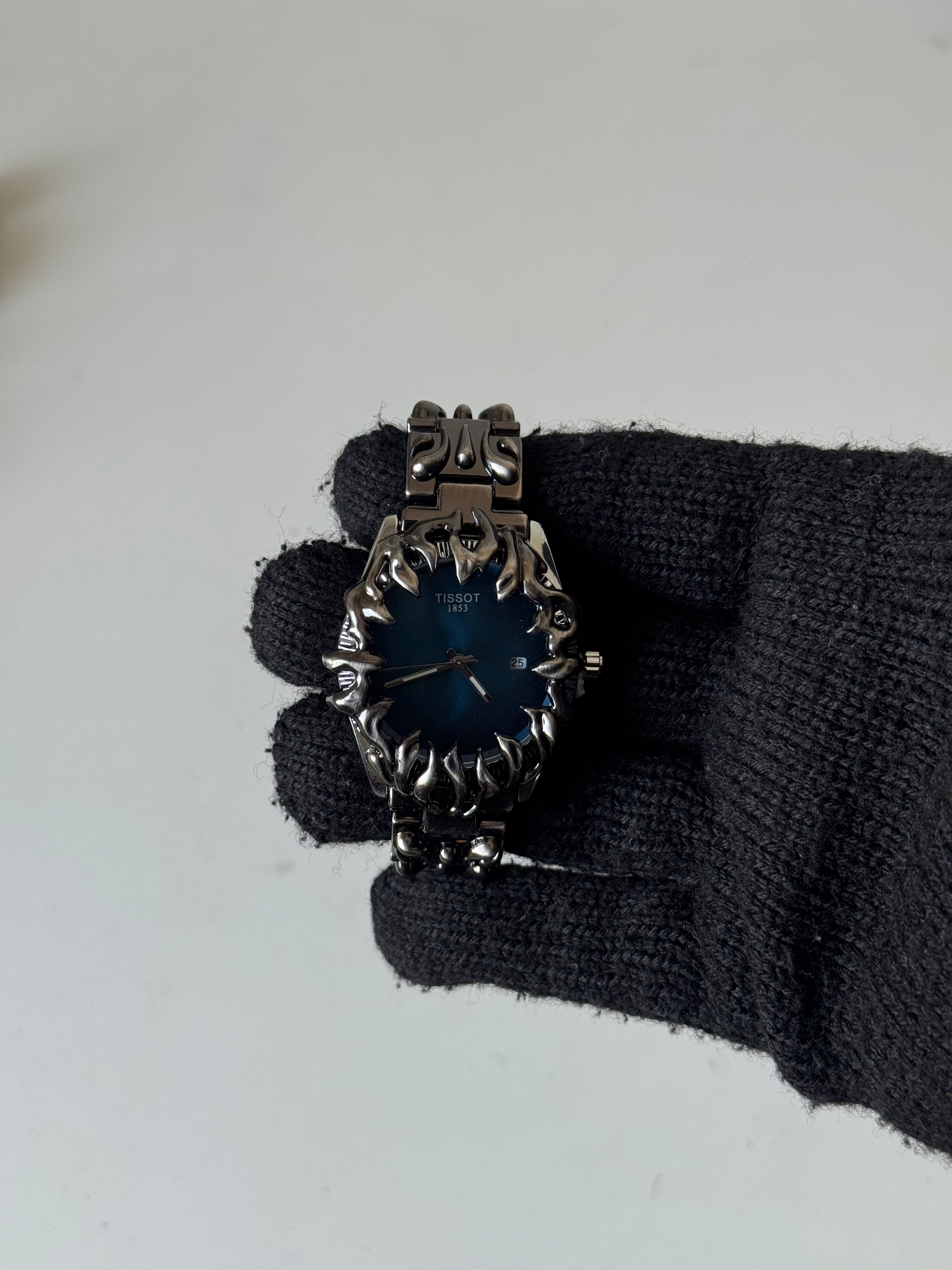 The claw // navy blue