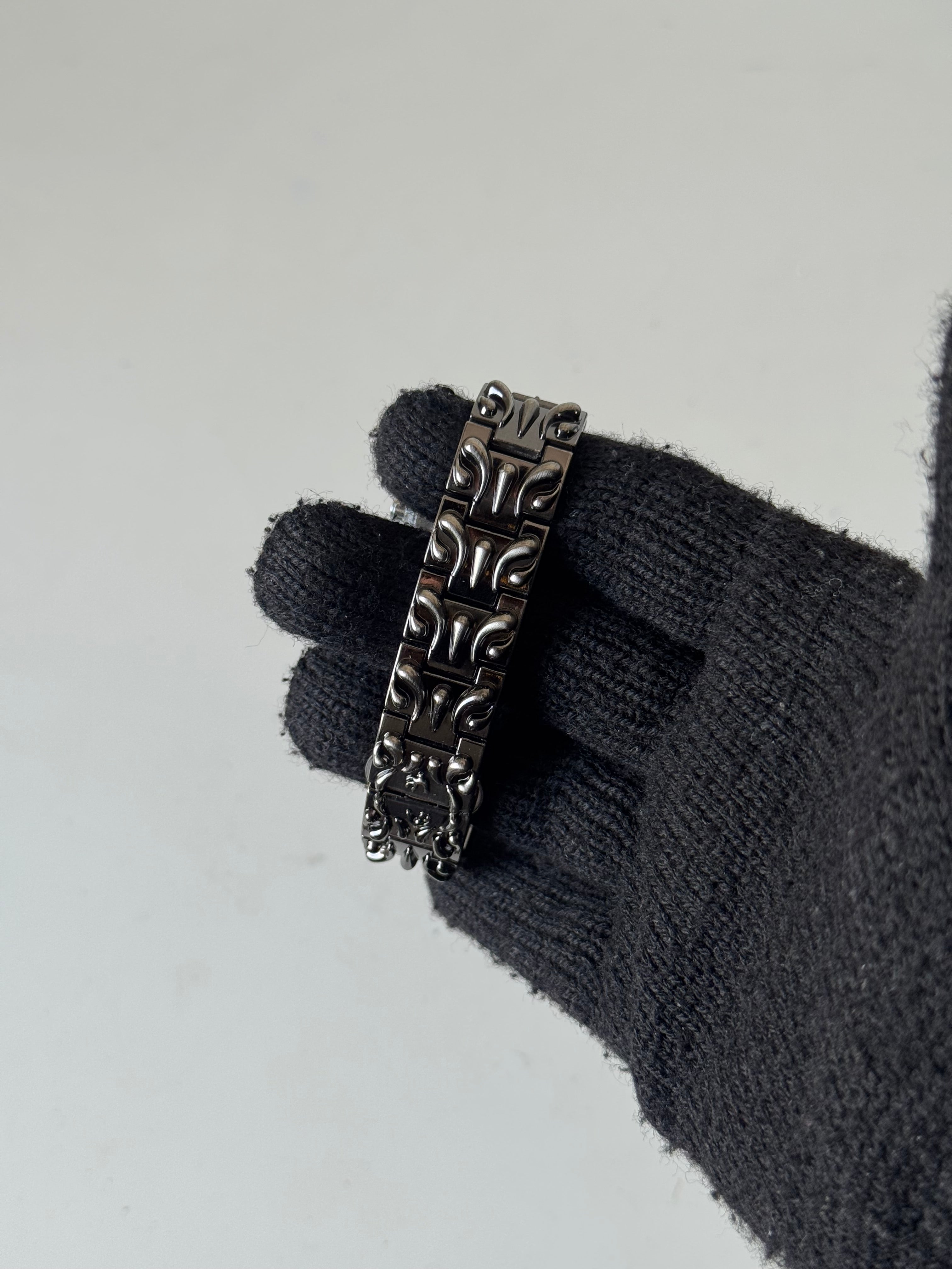 The claw / black n black