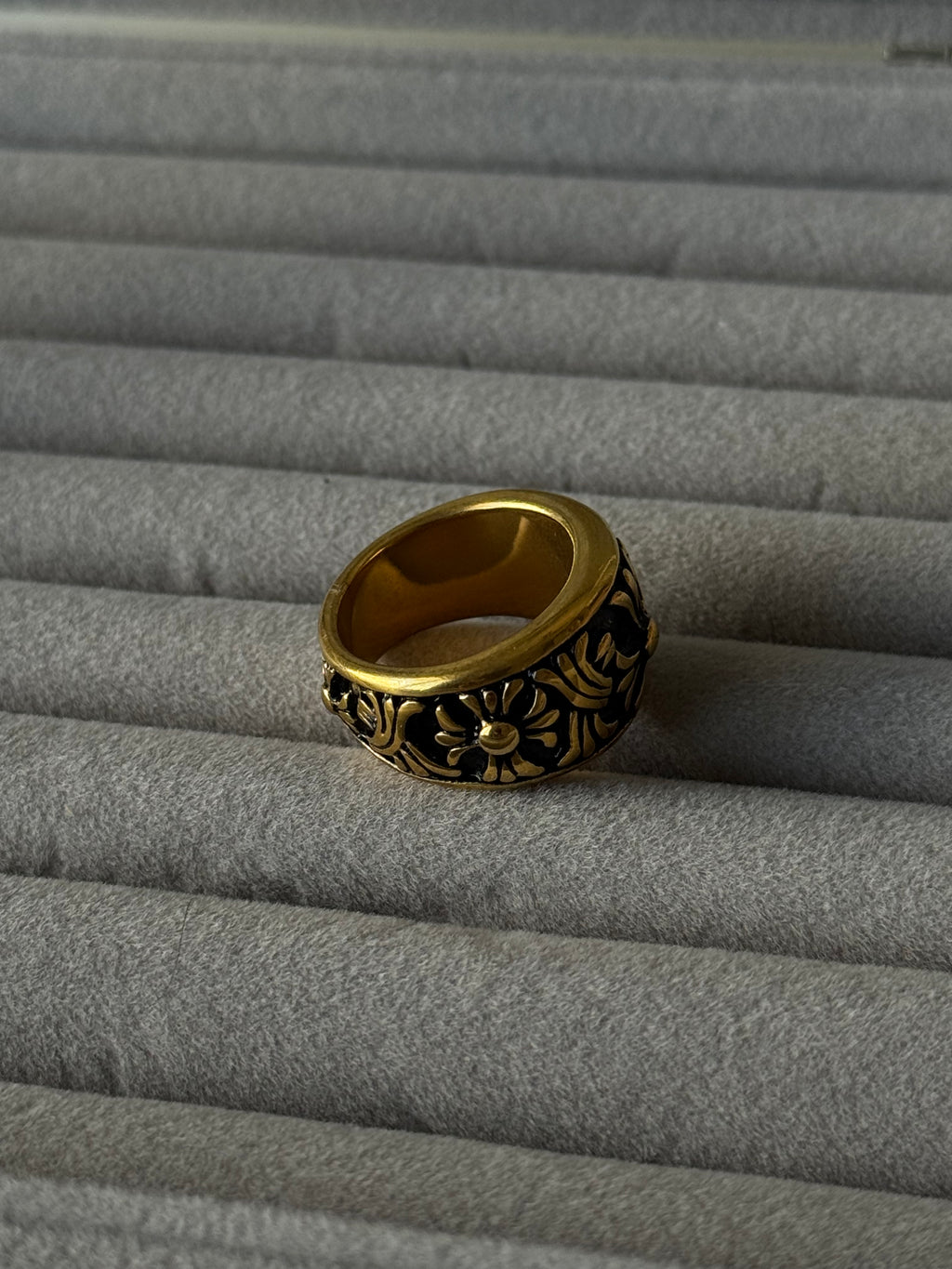 Obsidian floral - gold tone