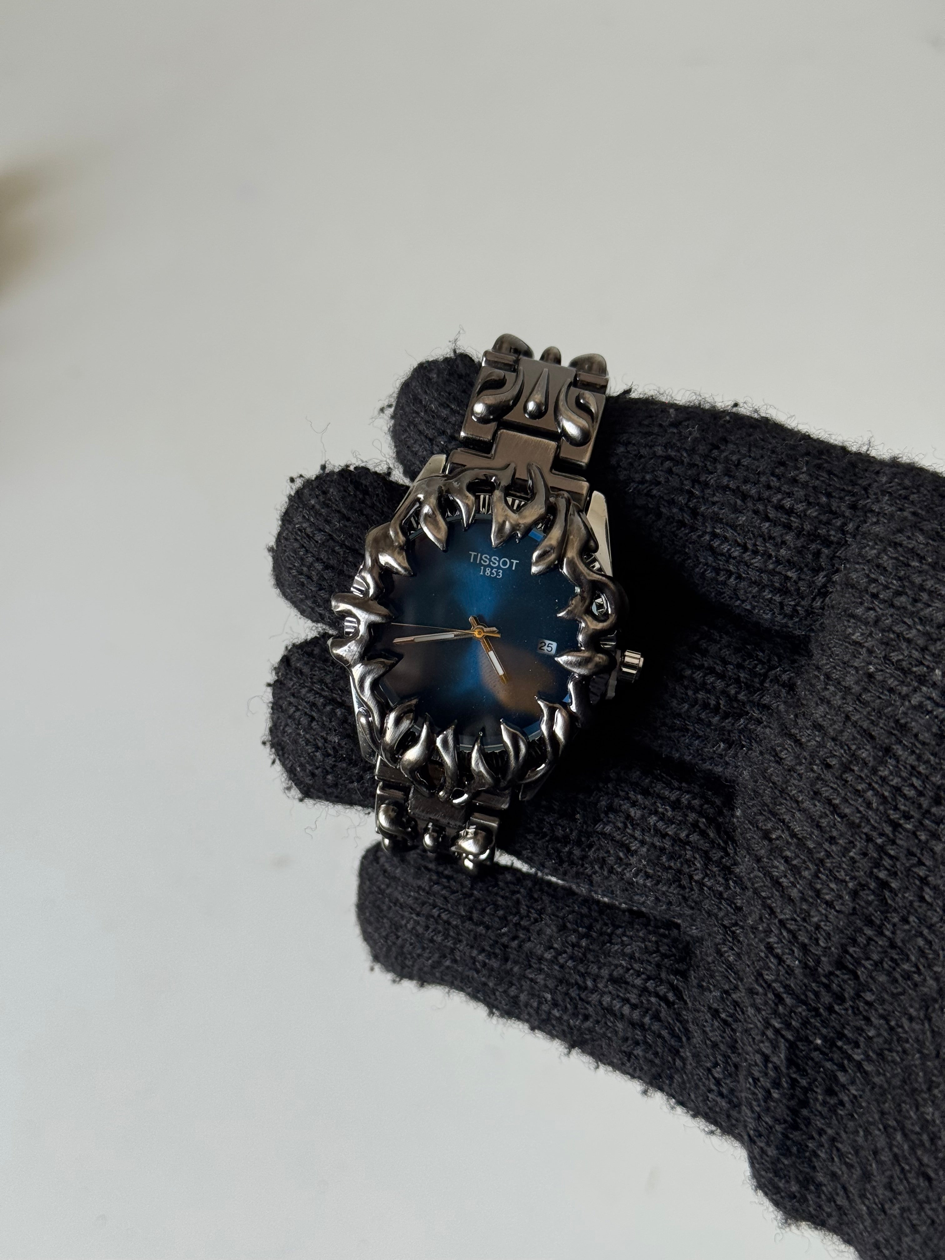 The claw // navy blue